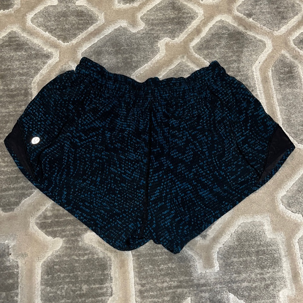 Lululemon kinetic blue multi hottie hot shorts